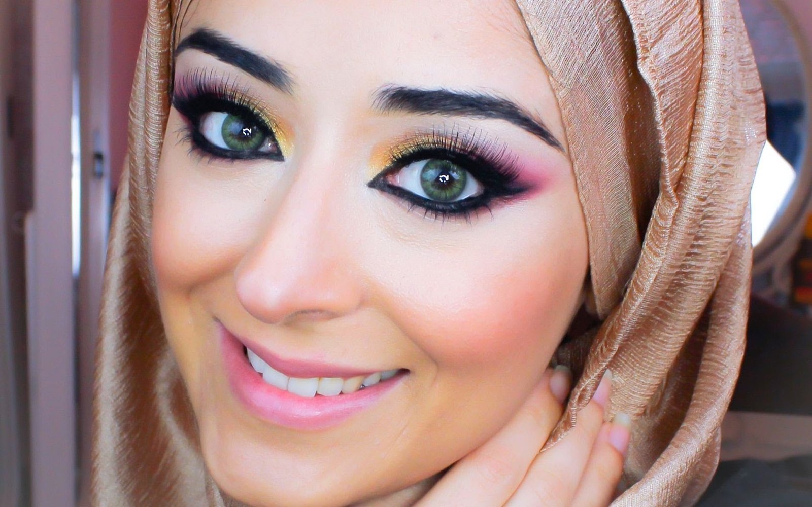 Pink Smokey Eye Makeup for Sparkling Eyes